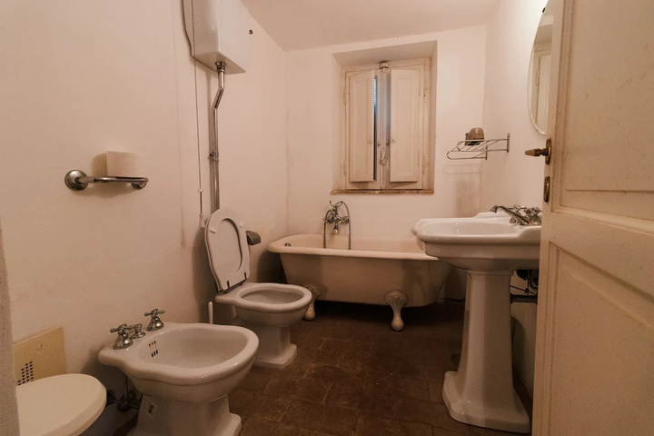 Room 8 of 19