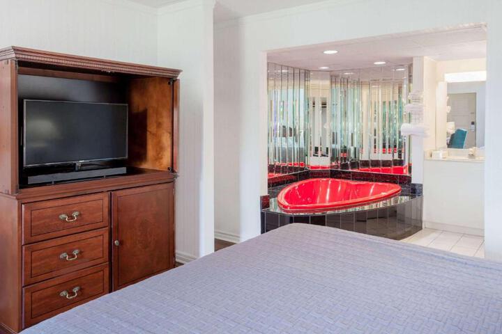 1 King Bed Suite (13 of 14)