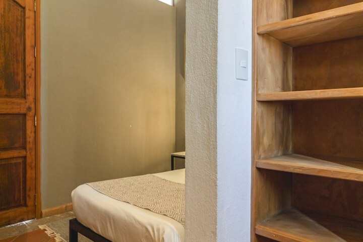 Room 50 of 148