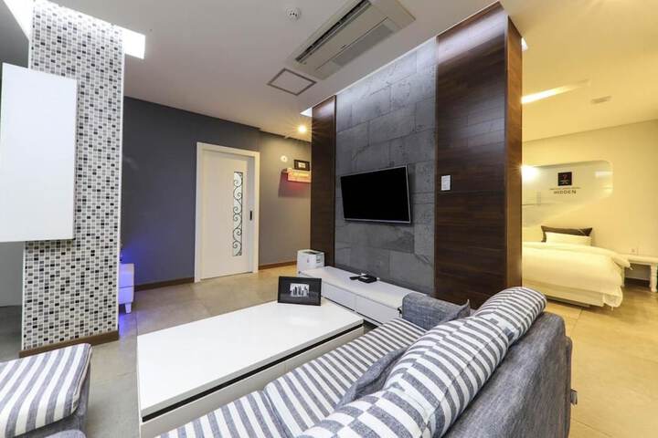 Room 11 of 12