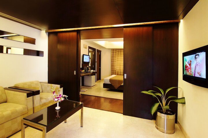 Room 32 of 76