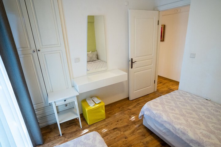 Room 4 of 17