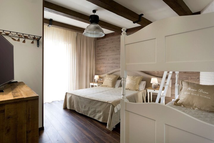 Room 27 of 90