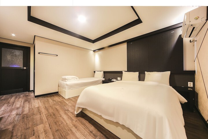 Room 16 of 42
