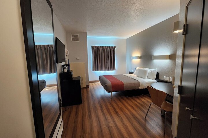 Room 8 of 32