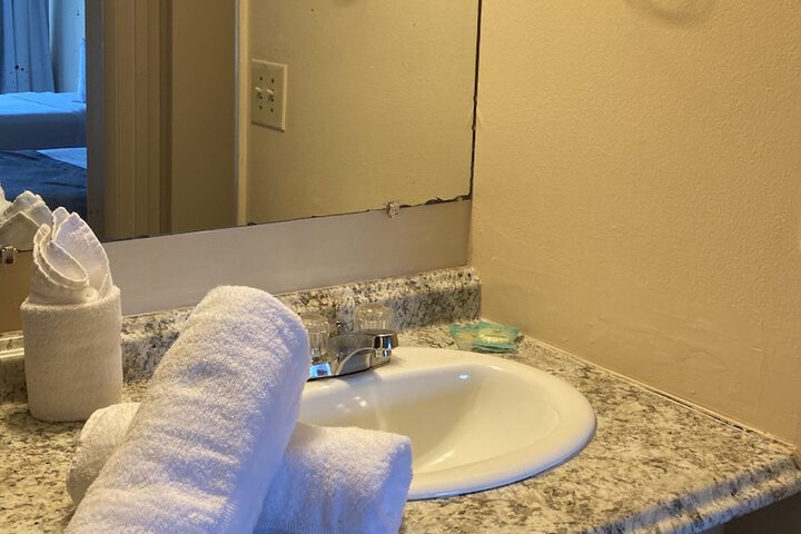 Deluxe King Bed Pool View (5 of 7)