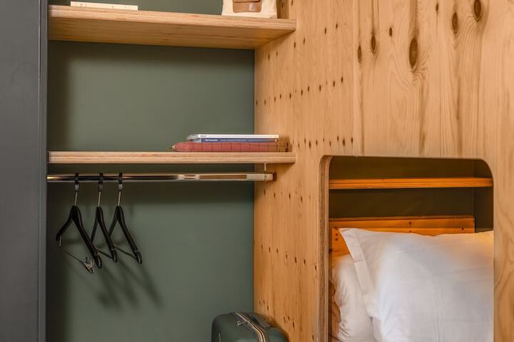 Room 6 of 34