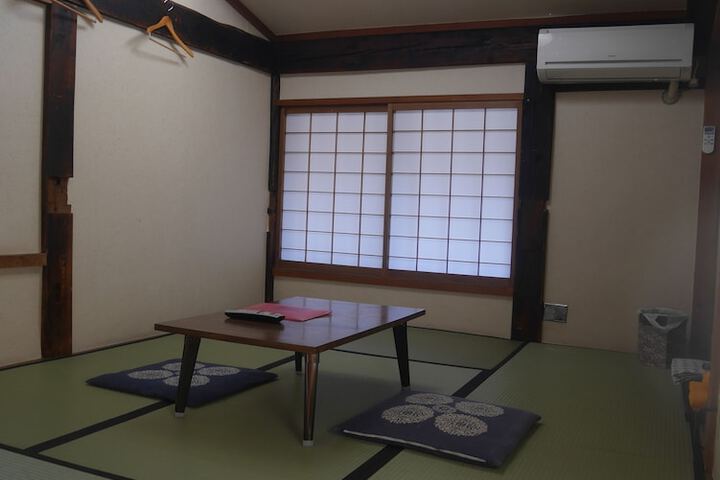 Room 8 of 33