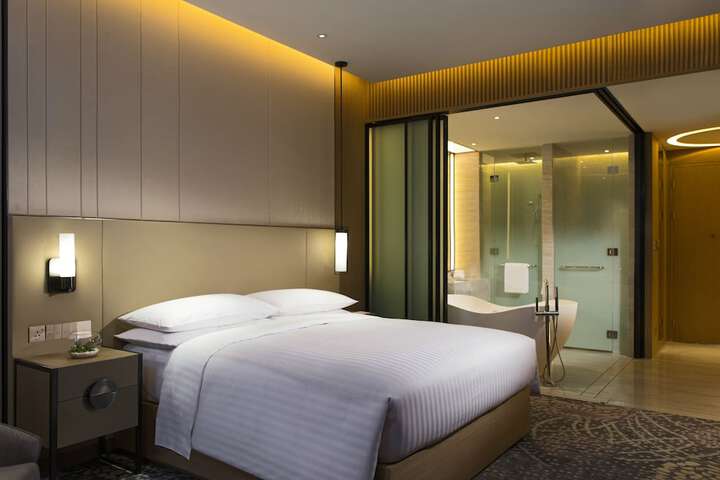 Room 8 of 100