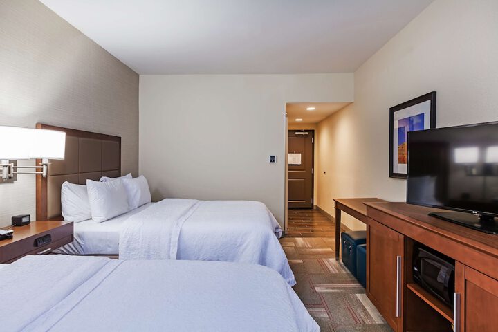 2 Queen Beds Hearing Accessible (5 of 9)
