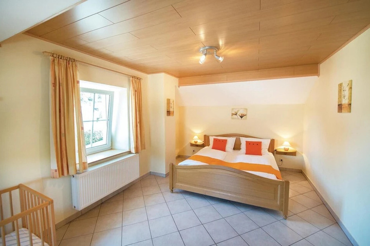 Room 4 of 16