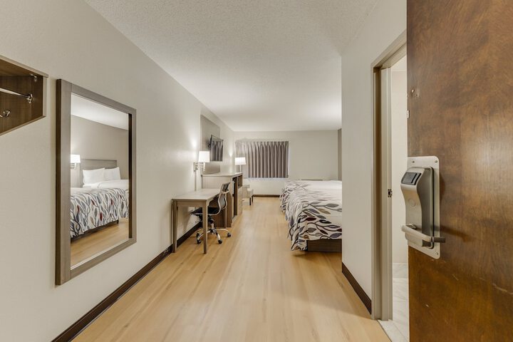 2 Queen Beds (7 of 9)