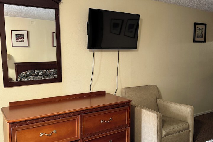 Room 10 of 18