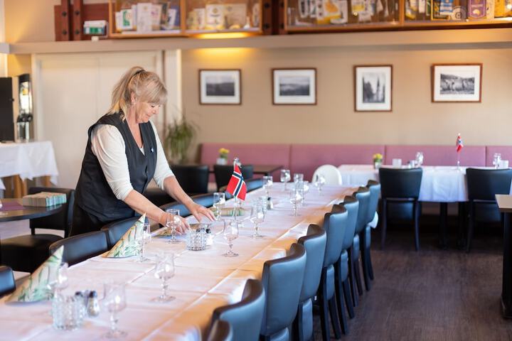 Dining 9 of 14