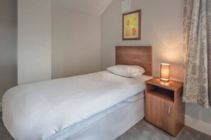 Room 6 of 12