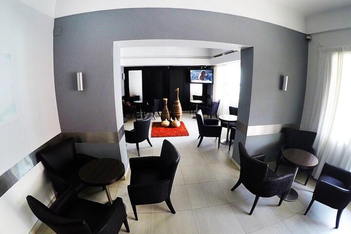 Lounge 55 of 79