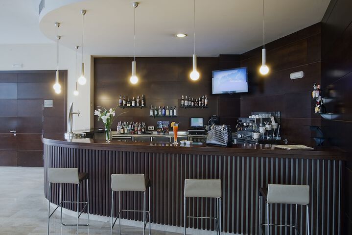 Lounge 42 of 68