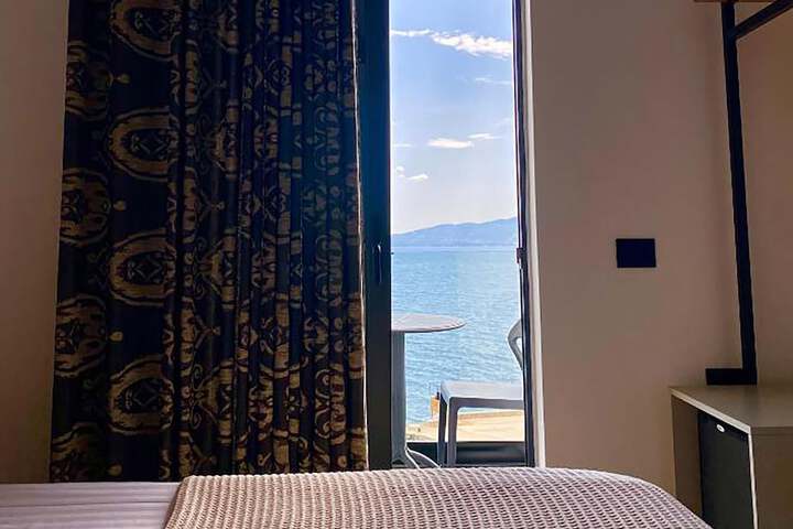 Room 32 of 138