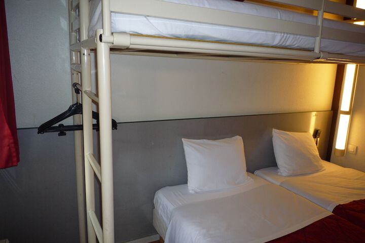 Room 13 of 83
