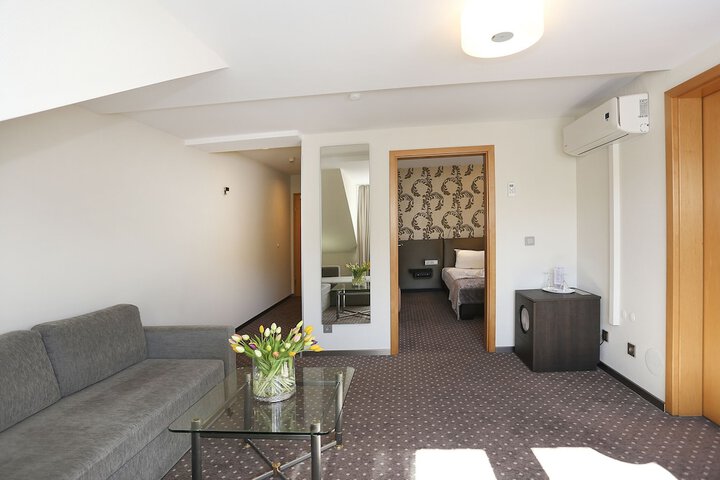 Room 16 of 30