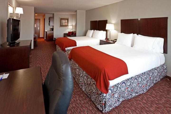 2 Queen Beds Pillow Microfridge Full Breakfast (1 of 13)