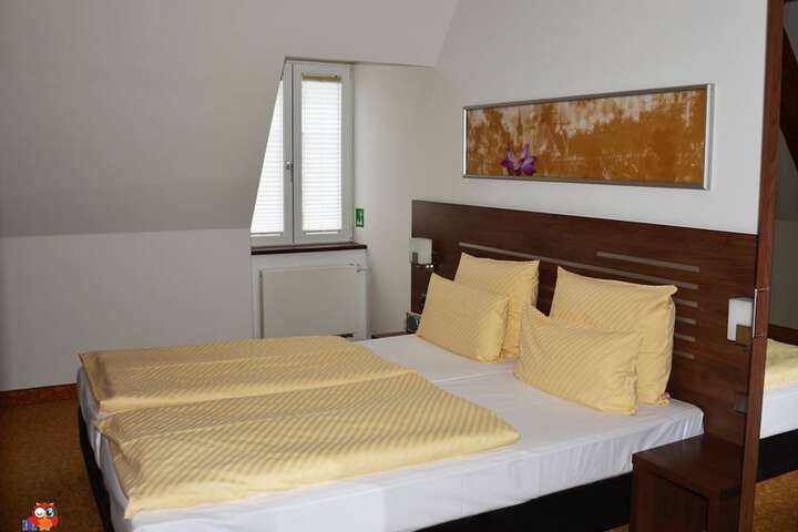 Room 6 of 28