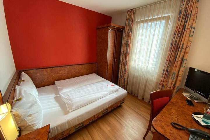Room 9 of 39