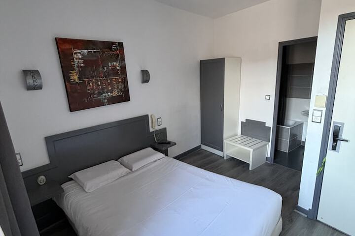 Room 10 of 42