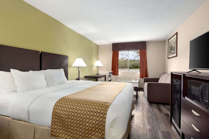 1 King Bed (3 of 14)