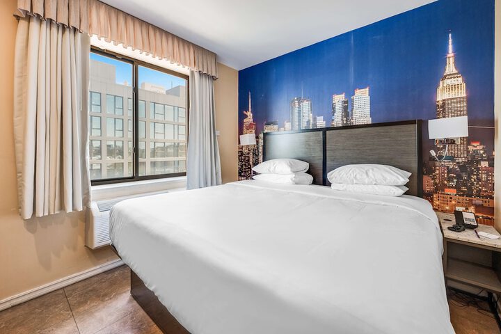 1 King Bed (3 of 7)