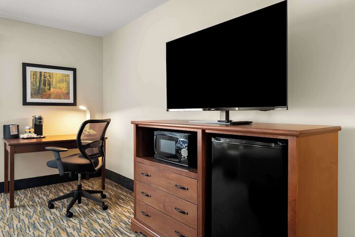1 King Accessible Bathtub First Floor Microwave, Refrigerator WiFi Continental Breakfast (17 of 23)
