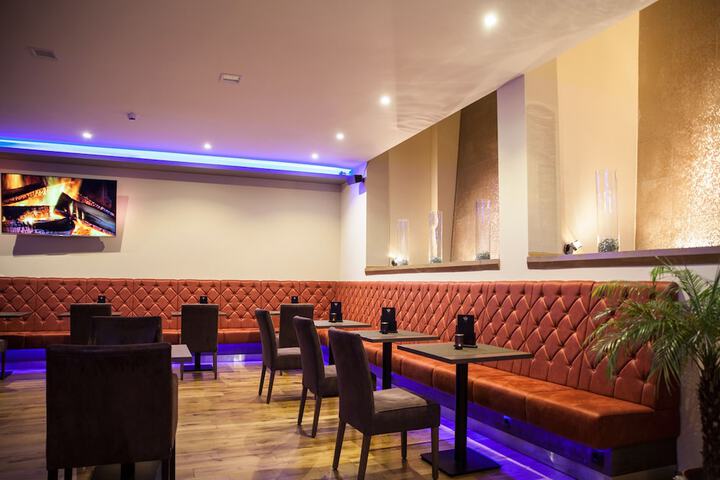 Lounge 17 of 30