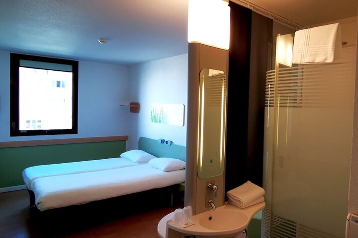 Room 3 of 40