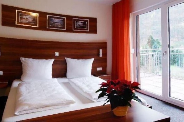 Room 8 of 34