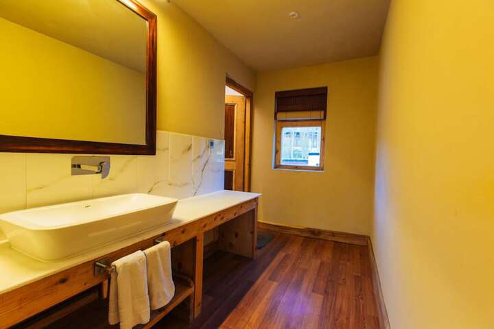 Room 10 of 18