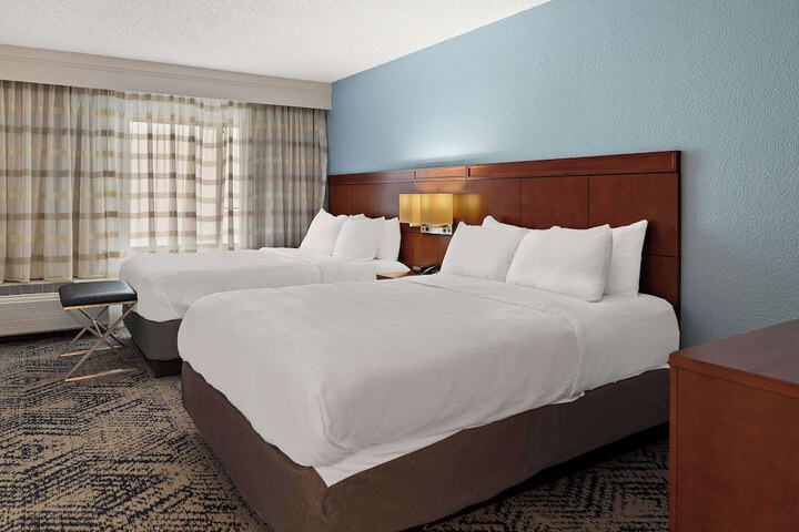 2 Queen Beds Microwave and Refrigerator Full Breakfast (1 of 13)