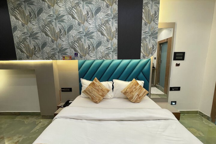 Room 4 of 12