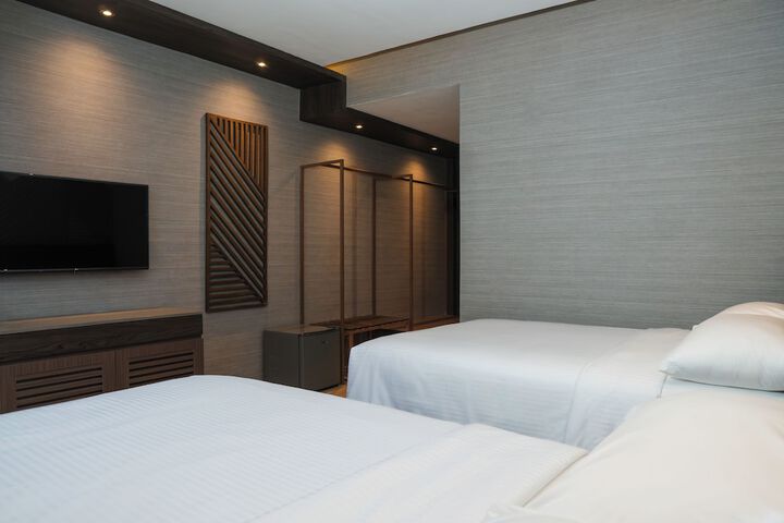 Room 5 of 16