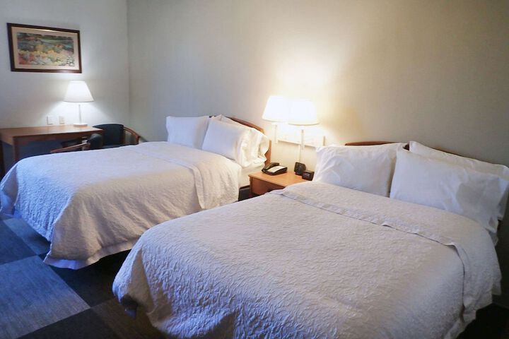 2 Queen Beds (3 of 4)