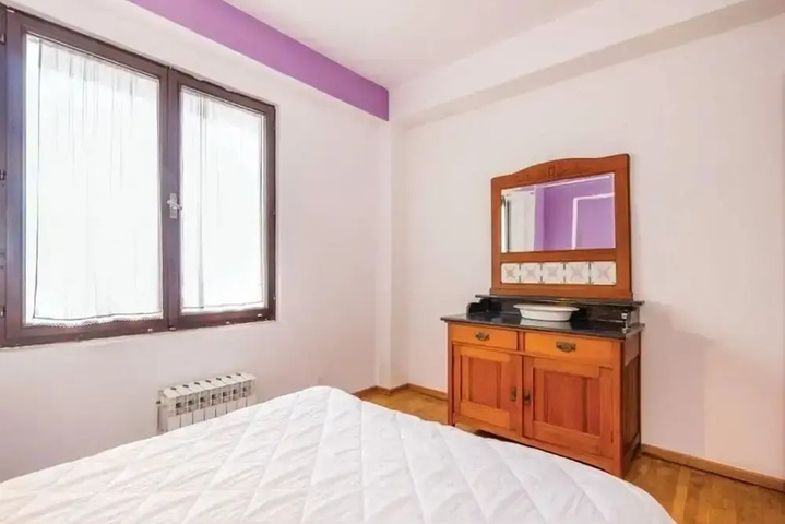 Room 4 of 17