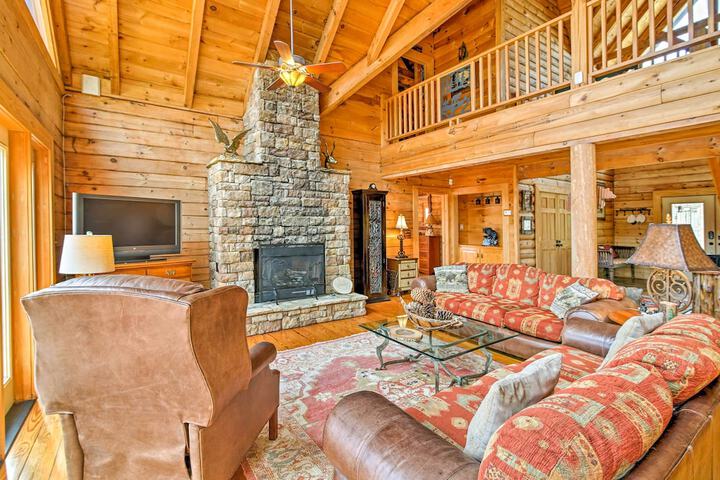 Lake Hartwell Lodge w / Dock Theater + Hot Tub!