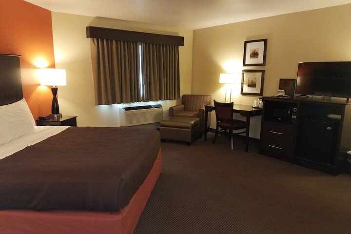 1 King Bed (2 of 19)