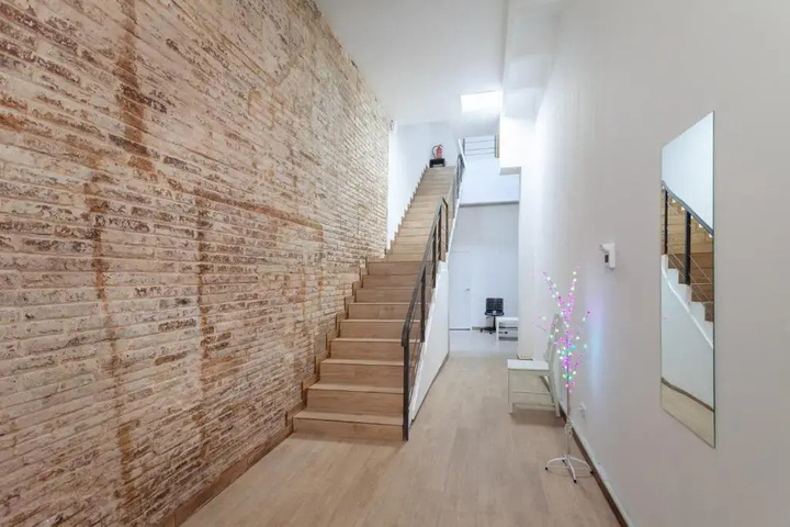 Room 7 of 12