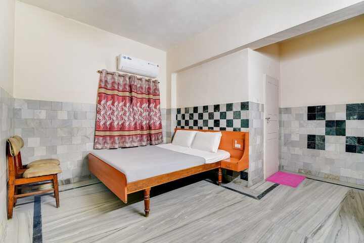 Room 6 of 13