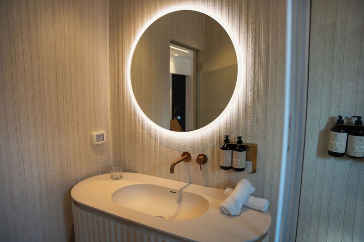 Room 42 of 145