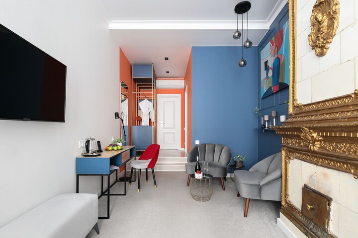 Room 4 of 37