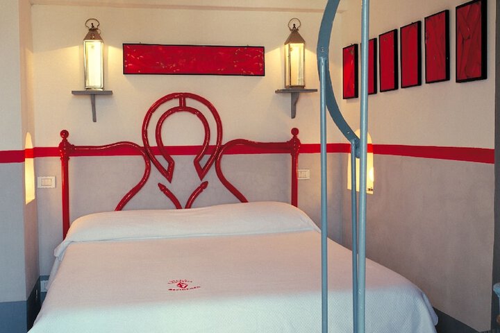 Room 8 of 33