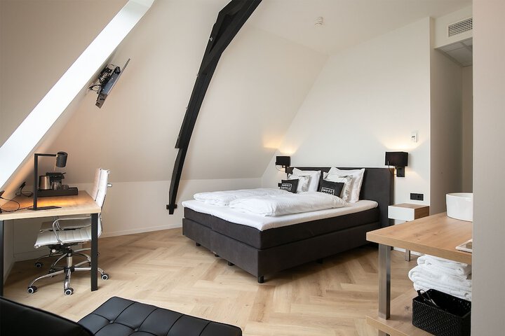 Room 9 of 49