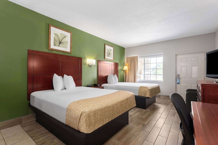1 Queen Bed Efficiency (7 of 18)