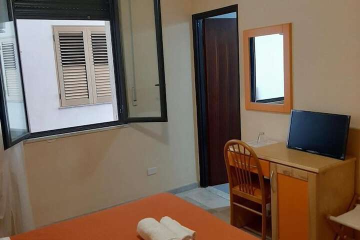 Room 17 of 38